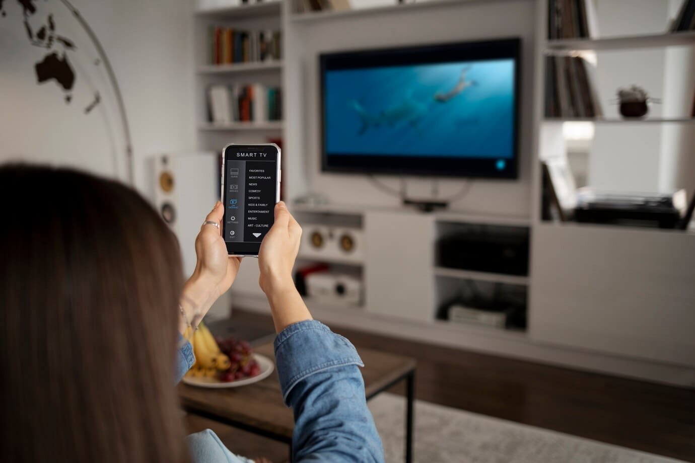 mulher-jovem-usando-tecnologia-domestica_23-2149216652